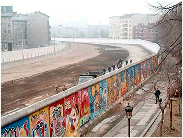 Doc.4 : Le mur et les deux Allemagnes : à gauche du mur, Berlin-Est, à droite Berlin-Est.